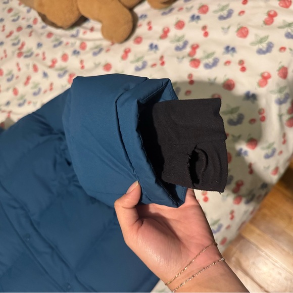 Aritzia Women's Shorty Super Puff - Picture 2 of 4